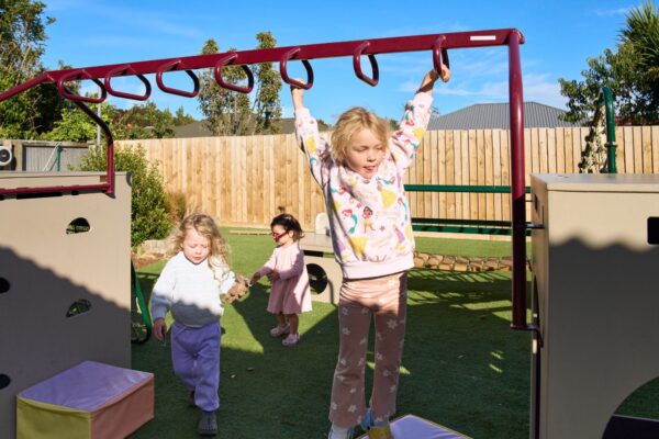 PortobeloAvonhead-tamariki-monkeybars